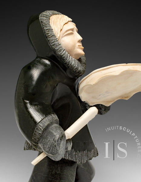 Danseur de tambour 11" par Dale Ford *Contes d'antan*