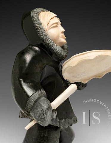 Danseur de tambour 11" par Dale Ford *Contes d'antan*