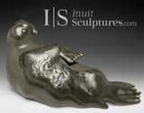 14" SIGNATURE Walrus par Jimmy Iqaluq *Prenez la pose*