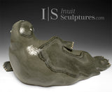 14" SIGNATURE Walrus par Jimmy Iqaluq *Prenez la pose*