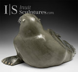 14" SIGNATURE Walrus par Jimmy Iqaluq *Prenez la pose*