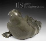14" SIGNATURE Walrus par Jimmy Iqaluq *Prenez la pose*