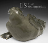 14" SIGNATURE Walrus par Jimmy Iqaluq *Prenez la pose*