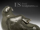 14" SIGNATURE Walrus par Jimmy Iqaluq *Prenez la pose*