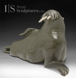 14" SIGNATURE Walrus par Jimmy Iqaluq *Prenez la pose*